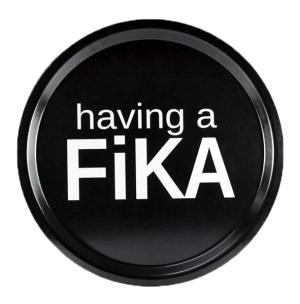 Bricka "Having a fika" (rund 31cm)